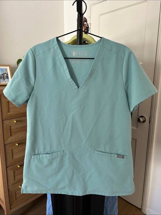 Figs Tops - Figs Casma Three-Pocket Scrub Top. Size small. PO #1403